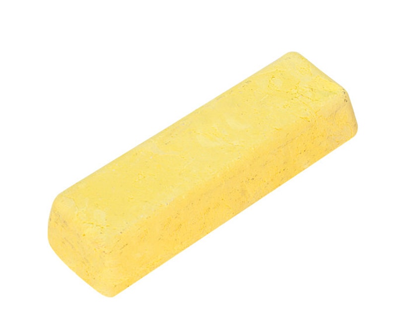 Pode incluir: Uma barra retangular e s&oacute;lida de composto de polimento amarelo. A barra tem uma superf&iacute;cie ligeiramente texturizada e est&aacute; em &acirc;ngulo diagonalmente contra um fundo branco. A cor &eacute; um amarelo brilhante e ensolarado.