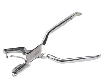 Könnte beinhalten: Ein silbernes Dental-Stanzwerkzeug mit Griff und einem kleinen, runden Knopf. Das Werkzeug wird verwendet, um Löcher in Dentalmaterialien zu erstellen.