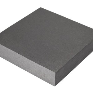Könnte beinhalten: Ein quadratischer, grauer Metallblock. Der Block hat eine glatte, leicht strukturierte Oberfläche.
