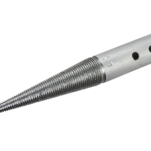 Puede incluir: Un mandril cónico de metal plateado con un eje roscado y un extremo cilíndrico liso. El mandril tiene dos pequeños agujeros cerca del extremo.