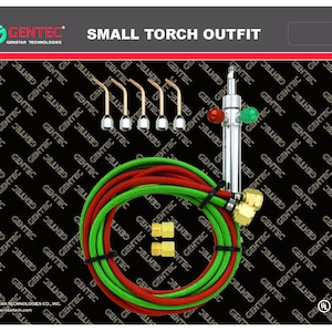 Op de afbeelding: Een kleine branderset met een zilveren brander, groene en rode slangen en vijf verschillende mondstukken. De brander heeft een groene en rode klep. De verpakking heeft de tekst "GENTEC" en "SMALL TORCH OUTFIT" erop gedrukt.