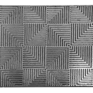 Könnte beinhalten: Eine silberne Metallplatte mit einem sich wiederholenden geometrischen Muster aus Quadraten und Linien. Das Muster ist in das Metall geprägt und erzeugt eine erhabene Textur.