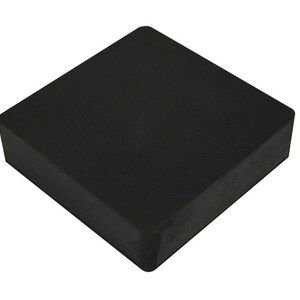 Peut inclure: Un objet noir de forme carrée avec des coins arrondis. L'article semble être fait d'un matériau dense, peut-être du bois ou un composite. La surface est lisse et mate, avec de subtiles variations de texture.