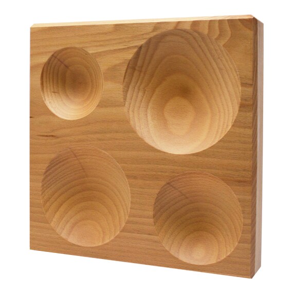 4つの丸い刻印が付いた大型木製ダッピングブロック。ジュエリー製作