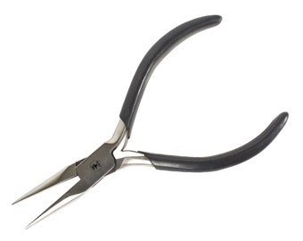 Op de afbeelding: Naaldtang met zwarte handvatten en een zilveren afwerking. De tang heeft een zwarte rubberen grip en een puntige punt.