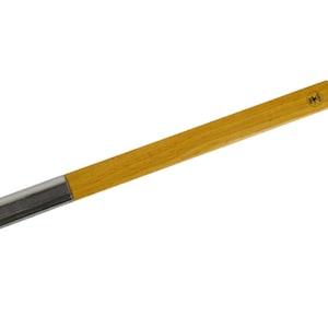 Pode incluir: Um pincel com cabo de madeira e ponta de silicone branca. O pincel tem aproximadamente 18 cm de comprimento.