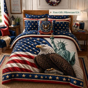 Könnte beinhalten: Ein patriotisches Bettwäsche-Set mit der amerikanischen Flagge, einem Adler und der Freiheitsstatue. Die Bettdecke und die Kissenbezüge zeigen einen blauen Hintergrund mit weißen Sternen. Das Set enthält ein dekoratives Kissen zum 250. Jahrestag der Vereinigten Staaten.