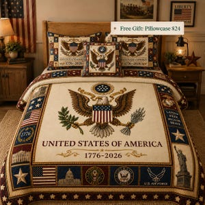 Könnte beinhalten: Cremefarbenes Bettwäsche-Set mit patriotischen amerikanischen Bildern. Das Design umfasst die amerikanische Flagge, ein Adleremblem und den Text "United States of America 1776-2026". Das Set hat einen dekorativen Rand mit Sternen und anderen patriotischen Symbolen.