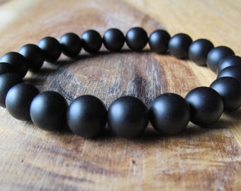 Op de afbeelding: Een zwarte armband gemaakt van matte zwarte onyx kralen.