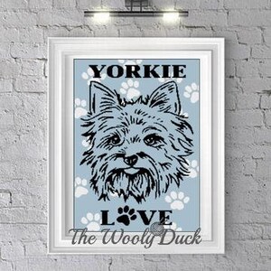 Puede incluir: Un diseño gráfico azul y blanco con un Yorkshire Terrier con las palabras "Yorkie Love" y huellas de patas.