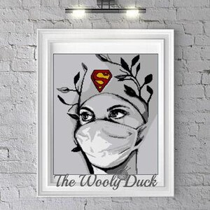 Könnte beinhalten: Eine Schwarzweißillustration eines medizinischen Fachpersonals, das eine Gesichtsmaske und ein Superman-Symbol auf der Stirn trägt. Der Arbeiter ist von Blättern und Ranken umgeben.
