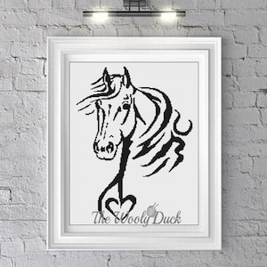 Puede incluir: Ilustración en blanco y negro de línea de arte de la cabeza de un caballo con una melena fluida. La imagen está enmarcada y tiene el texto "The Woolly Duck" en la parte inferior.