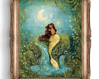 Puede incluir: Pintura enmarcada de una sirena cerca de una cascada. La sirena tiene cabello largo castaño y una cola amarilla. El fondo presenta una luna creciente, estrellas y vegetación exuberante. El marco es ornamentado con un acabado dorado.