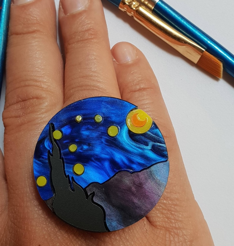 Adjustable ring maxi the stared night VanGogh inspired in plexiglass and laser-carved acrylic wears the art
