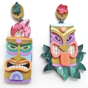 Asymmetrische hangende oorbellen met lasergesneden acryl tiki-maskers en gekleurd plexiglas