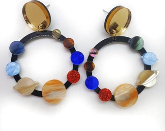 Orecchini Pendenti A Forma Di Astronauta E Pianeti - Gioielli In Acrilico Per Amanti Dello Spazio E Del Cosmo - Regalo Originale Donna