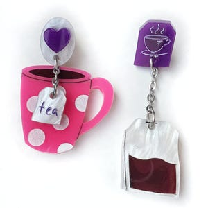 Asymmetrische Ohrringe im Teetassen- und Teebeutel-Design, Farbe wählbar, Geschenk für Teeliebhaber, handgefertigter Acrylschmuck