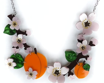 Maxi ketting met abrikozen en abrikozenbloesem, vervaardigd uit lasergesneden acrylplexiglas.
