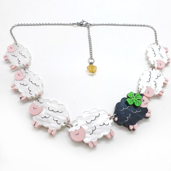 Collier ras de cou maxi mouton et mouton noir avec trèfle à quatre feuilles en plexiglas et acrylique découpé au laser