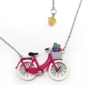 Collier vélo coloré avec panier de fleurs | Pendentif vélo floral multicolore | Bijou tendance pour le printemps