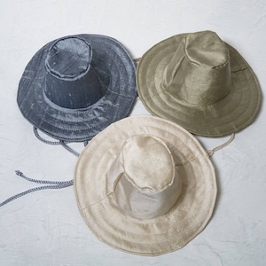 Puede incluir: Tres sombreros de ala ancha en diferentes colores. Los sombreros est&aacute;n hechos de una tela suave y texturizada. Los sombreros est&aacute;n todos enfocados y est&aacute;n dispuestos en forma triangular.
