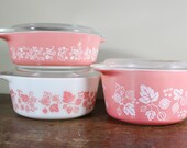 Pyrex Set of 3 Pink Gooseberry Casserole Dish w Lids 1 Pint 471, 1.5 Pint 472 , 1 Qt 473 - Ovenware Refrigerator Storage - Pink Pyrex