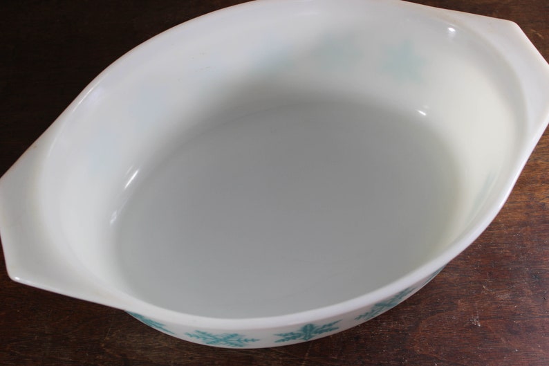 Vintage 2 12 Qt Casserole with Glass Lid 045 Turquoise Snowflake Pyrex White Casserole Dish White with Blue Snowflakes