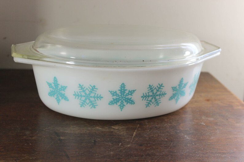 Vintage 2 12 Qt Casserole with Glass Lid 045 Turquoise Snowflake Pyrex White Casserole Dish White with Blue Snowflakes