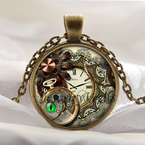 Puede incluir: Un collar de cadena de bronce con un colgante redondo de vidrio con un diseño steampunk. El colgante tiene una esfera de reloj, engranajes y un ojo verde.