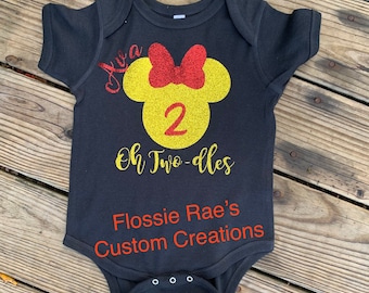 Soy Twodles - Camiseta de segundo cumpleaños con diadema con orejas de Minnie - Camiseta de cumpleaños roja y dorada - Camiseta de cumpleaños de Minnie Mouse - Dos años
