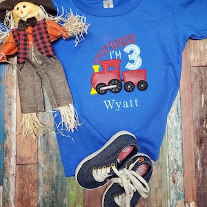 Camiseta de cumpleaños con el tren Choo Choo I’m Two. Perfecta para el amante de los trenes de tu vida. Puede ser de cualquier edad, del 1 al 100.