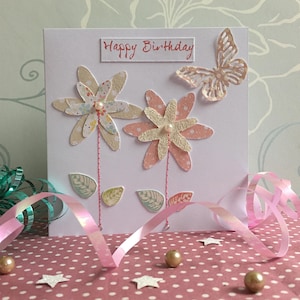 Tarjeta de cumpleaños hecha a mano con daisies y mariposas