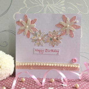 Biglietto d'auguri con fiori in corda fatti a mano