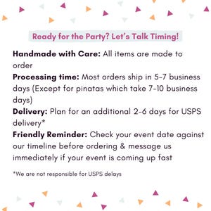 Op de afbeelding: Witte achtergrond met tekst: "Ready for the Party? Let's Talk Timing!" en informatie over verwerkingstijd, levering en een vriendelijke herinnering. Decoratieve driehoeken in oranje, roze en paars.