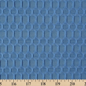 Könnte beinhalten: Blauer, strukturierter Stoff mit einem sich wiederholenden Muster aus kleinen Kreisen. Der Stoff hat einen dezenten Glanz und eine leicht erhabene Textur.