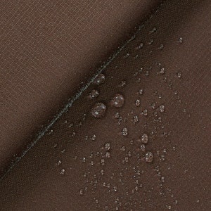 Könnte beinhalten: Nahaufnahme eines braunen Stoffes mit Wassertropfen auf der Oberfläche. Der Stoff hat eine subtile Textur und scheint wasserabweisend zu sein.