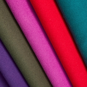 Puede incluir: Cinco muestras de tela en diferentes colores: morado, verde oscuro, rosa, rojo y azul verdoso.