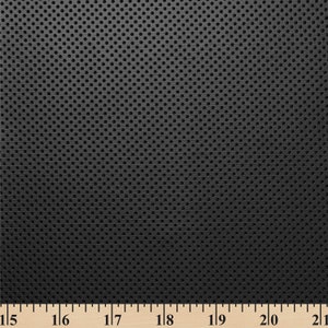 Pode incluir: Close-up de um material preto perfurado com pequenos orifícios circulares espaçados uniformemente. A textura parece ser um tecido ou material sintético. Uma régua de madeira com marcações em polegadas está na parte inferior.