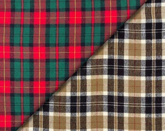 Può includere: Due sezioni di tessuto a quadri. Una sezione presenta un motivo a quadri rosso, verde e giallo. L'altra sezione ha un motivo a quadri nero, marrone e bianco. Il tessuto è probabilmente cotone o un materiale simile.