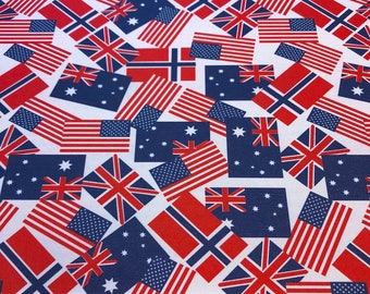 以下が含まれることがあります： 様々な旗が繰り返しパターンで描かれた白い布。アメリカ国旗、オーストラリア国旗、イギリス国旗、ノルウェー国旗が含まれています。旗はすべて異なるサイズと向きです。