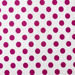 Könnte beinhalten: Weißer Stoff mit einem sich wiederholenden Muster aus großen, magentafarbenen Polka-Dots. Die kreisförmigen Punkte sind gleichmäßig über dem Material verteilt und erzeugen ein kühnes und fröhliches Design. Die Textur des Stoffes erscheint glatt, geeignet für verschiedene Bastelprojekte.