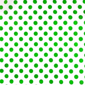 Puede incluir: Tela blanca con un patrón repetitivo de lunares verdes.