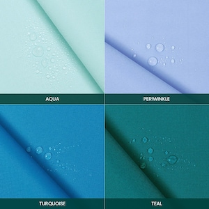 Puede incluir: Una cuadr&iacute;cula de cuatro paneles que muestra muestras de tela en aguamarina, b&iacute;garo, turquesa y verde azulado. Cada tejido liso presenta una superficie repelente al agua con gotas visibles. Las etiquetas Aqua, Periwinkle, Turquoise y Teal est&aacute;n impresas en blanco sobre barras oscuras en la parte inferior de cada secci&oacute;n.