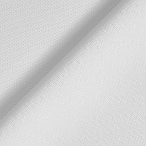 Puede incluir: Tela blanca con una textura tejida sutil. La tela está doblada por la mitad, creando una línea diagonal.