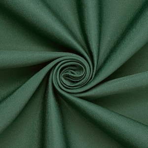 Peut inclure: Gros plan sur un tissu vert foncé à armure texturée. Le tissu est plié et tordu, créant un motif tourbillonnant.