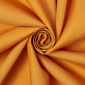 Peut inclure: Un gros plan sur un échantillon de tissu de couleur orange chaud et riche. Le tissu est plié et tordu, créant un motif en spirale.
