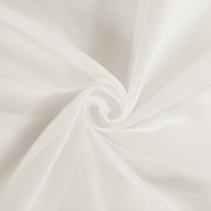 以下が含まれることがあります： 柔らかく流れるような質感の白い透き通った生地。生地はドレープされ折り畳まれ、滑らかでエレガントな外観を作り出しています。