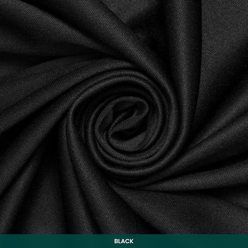 K&ouml;nnte beinhalten: Ein einfarbiger schwarzer Stoff mit sichtbarer Webstruktur, der in einem zentralen Spiralmuster angeordnet ist. Das Material weist tiefe Falten und Schatten auf, die die gleichm&auml;&szlig;ige dunkle Farbe und das komplexe Gewebe hervorheben.