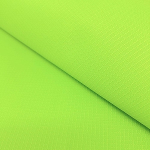 Può includere: Primo piano di un tessuto verde brillante con una superficie testurizzata.