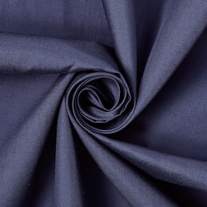 Könnte beinhalten: Nahaufnahme eines tiefblauen Stoffes, der zu einer Spirale gefaltet ist. Der Stoff hat eine glatte, gleichmäßige Textur.